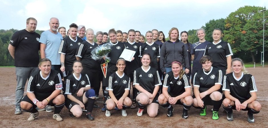Im Kreise ihrer Mannschaft: VfL-Fußballerin Alexandra Düing (Mitte), die jetzt mit dem Sportehrenzeichen der Stadt Gladbeck in Silber ausgezeichnet worden ist.